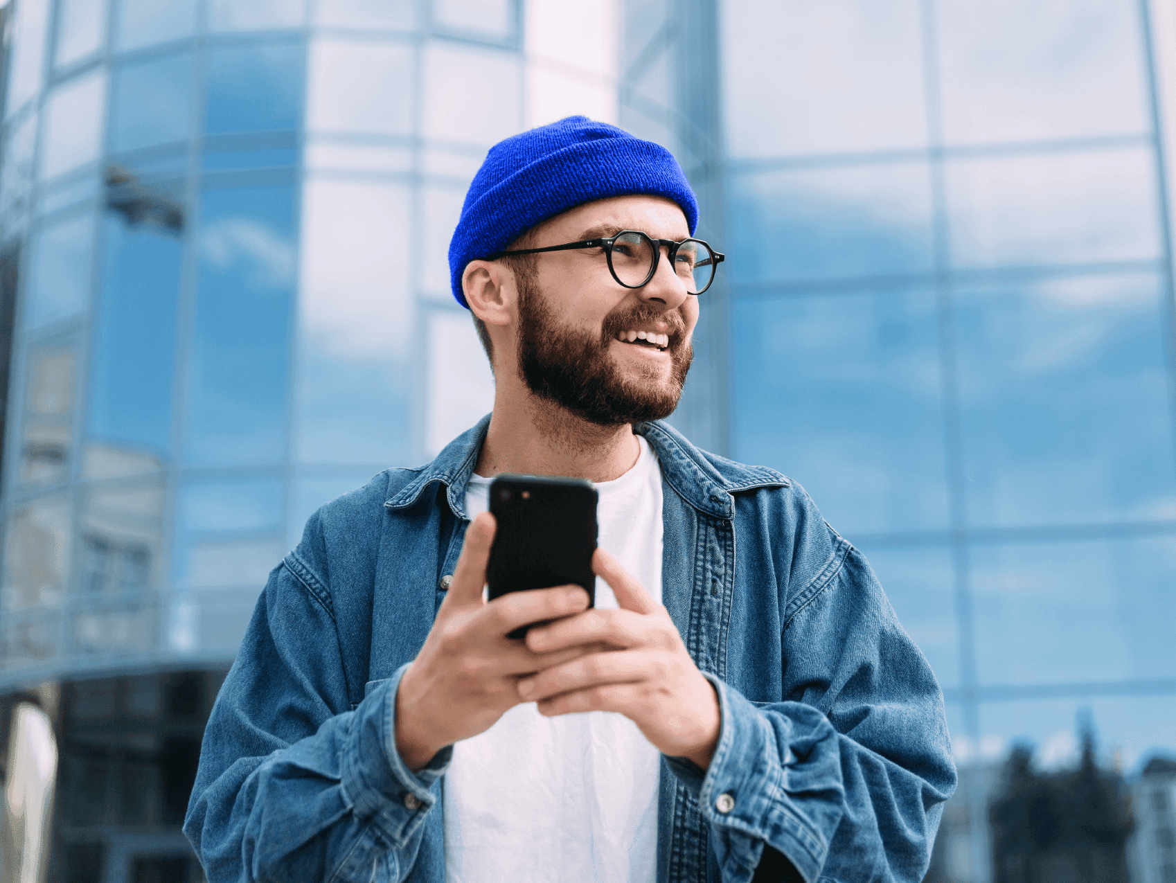 Immagine decorativa persona con smartphone